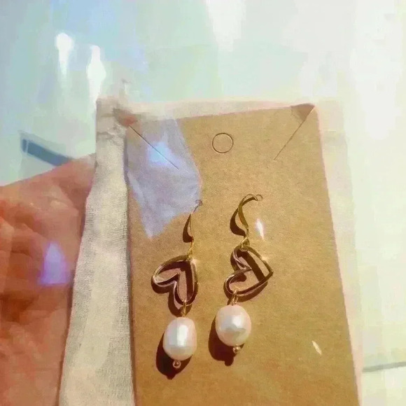 18kgold plated heart shaped and fresh water pearl earrings - Picture 3 of 6
